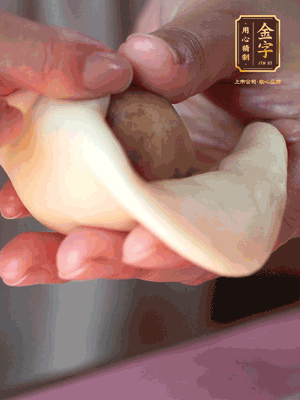 包月餅 面劑兩頭向中間捏緊， 光滑一面向下