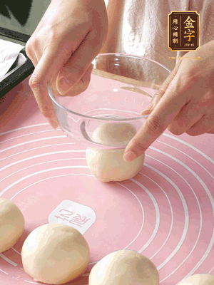 按扁后搟成圓形面皮。餡料放在面皮中心，把餡料包緊，捏緊收口