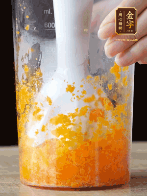 加玉米油、水怡、水揉搓成細(xì)膩的面團(tuán)。松弛半小時(shí)后，分成37g一個(gè)