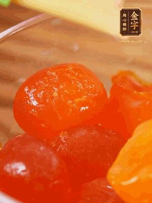 咸蛋黃噴白酒，170℃烤10分鐘。打碎過篩