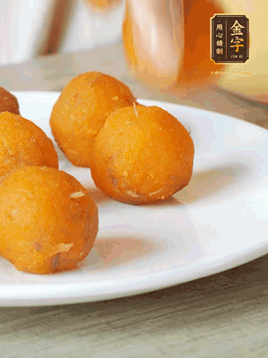 融化的黃油、芝士粉攪勻，加糖粉、蛋液、淡奶油、咸蛋黃攪勻，再加入玉米淀粉、奶粉拌勻，用不粘鍋炒至抱團(tuán)