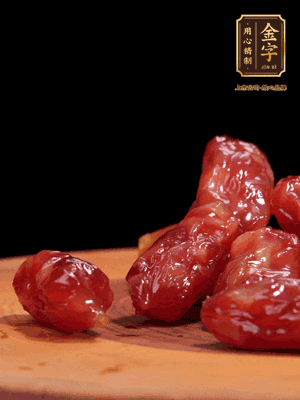 金字粒腸，一半切成片，一半保留整顆