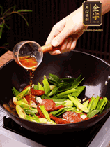 下蒜苗炒軟，沿鍋邊烹入一勺料酒，加醬油、蠔油、白糖調(diào)味炒勻