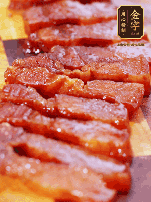 金字醬油肉煮熟，切片