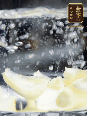 燒開一鍋水，甜豆米、百合燙10秒