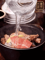 所有食材放入電飯鍋，加2勺料酒，足量的開水，按煲湯鍵煮湯