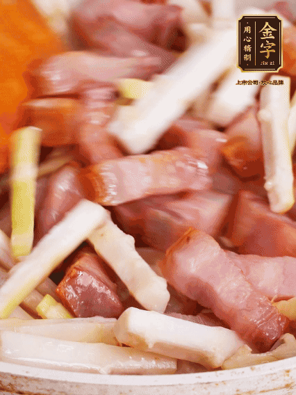 少許油煸香咸肉，下春筍翻炒均勻