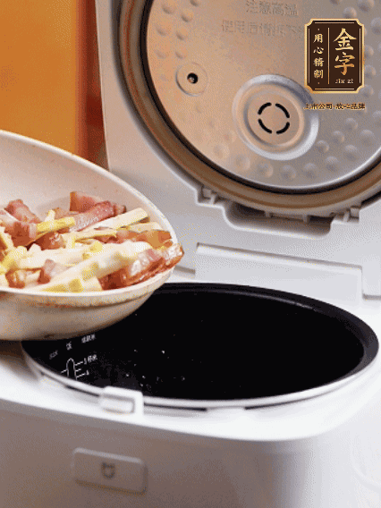 和洗凈的大米一起倒入電飯煲，攪拌均勻。水剛好沒過大米