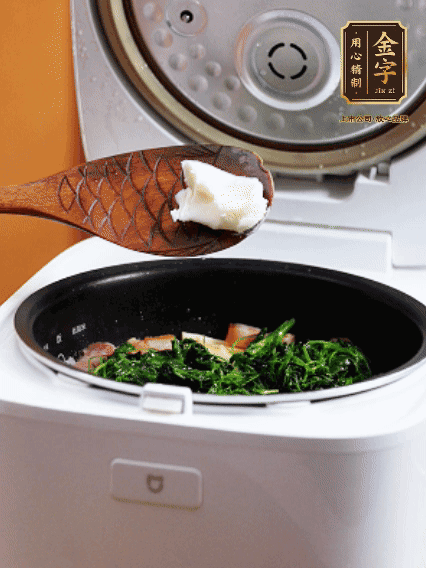 放入電飯鍋、加1勺豬油翻拌均勻