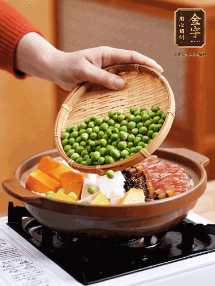 再鋪上臘腸、醬油肉、豌豆，小火煲6分鐘