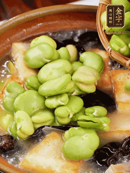 最后可以放豆瓣、木耳煮熟，依照個(gè)人口味加點(diǎn)鹽調(diào)味