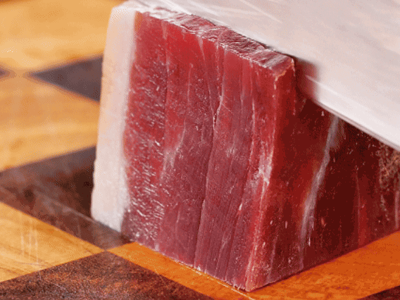 金字火腿去皮切片，溫水浸泡5分鐘