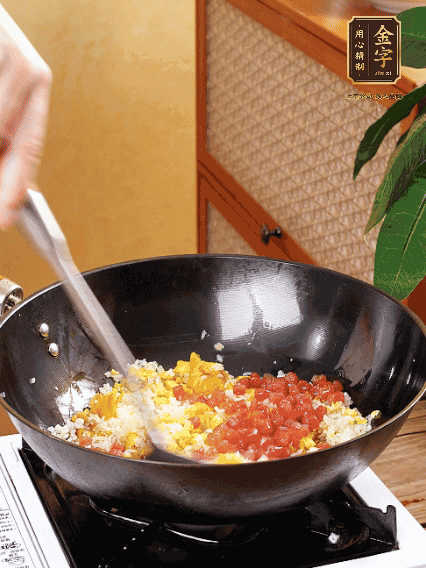 放隔夜飯攪散，加香腸，1勺生抽、半勺鹽調(diào)味。最后撒蔥花