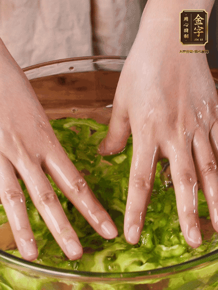 苦瓜去瓤切片，用鹽腌20分鐘，反復洗凈去苦味