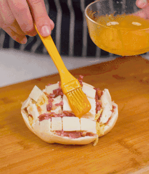 放在烤盤上，表面先刷一層玉米油，再刷一層蛋黃液。