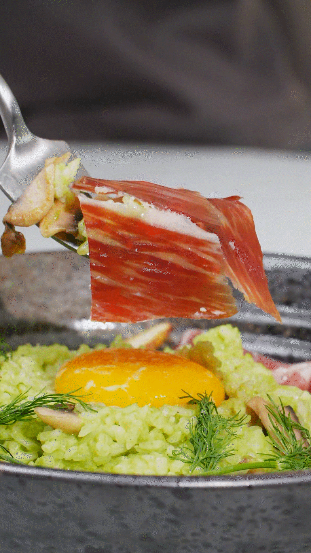 沿著碗邊依次放上：巴瑪火腿、玉米筍、蒔蘿