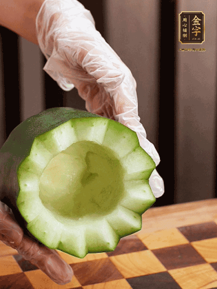 將小冬瓜洗凈，頂端切開去瓜瓤，改刀切口呈鋸齒狀