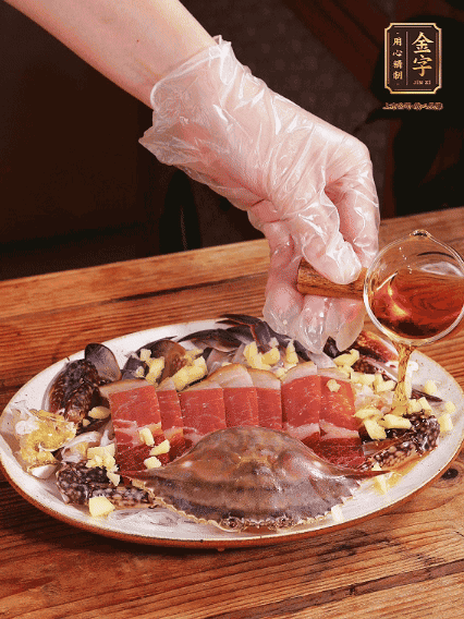 冷水上鍋蒸12分鐘（具體看蟹的大?。?，最后撒上蔥絲、澆上熱油即可