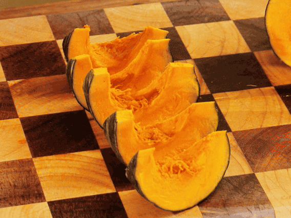 貝貝南瓜去瓤切小塊；干香菇熱水泡發(fā)，切條