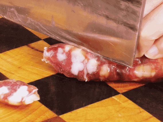 香腸少油煸出香味，下南瓜、板栗、香菇翻炒。2勺生抽、1勺老抽、1勺蠔油、1勺鹽、半勺糖調(diào)味