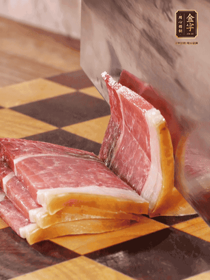 金字火腿切片，溫水浸泡5分鐘；肉皮泡發(fā)，切成小塊。