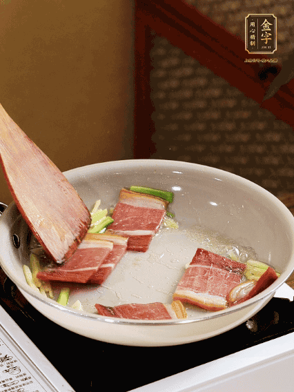 熱油下鍋，火腿、蔥姜蒜煸出香味備用