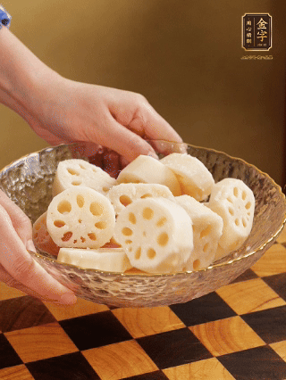 蓮藕洗凈削皮，切大塊，用鹽、糖腌制30分鐘。