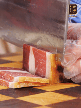 金字火腿切片，溫水浸泡5分鐘