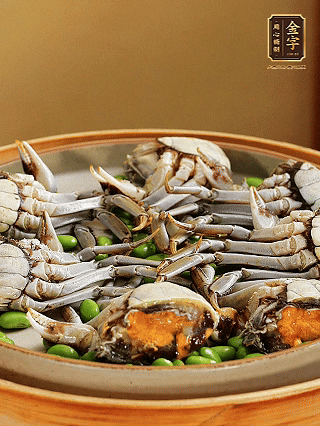 盤底鋪毛豆，依次放大閘蟹、咸肉， 淋一圈料酒、豉油。