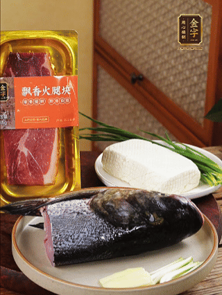 花鰱魚頭處理干凈（刮黑膜、除貼骨血、拔魚牙、剪魚鰭、刮凈魚肉表面雜質(zhì)），從中間劈開成兩半，擦干水分