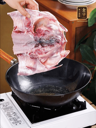 鍋里油燒熱（一半豬油、一半玉米油），放入魚頭，把魚頭煎至少兩面金黃