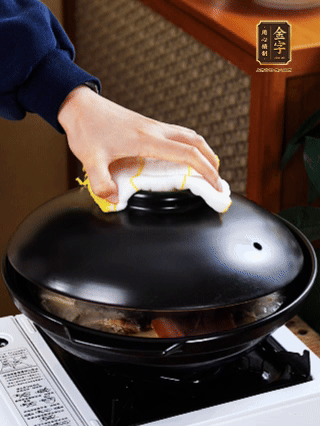 大火燒開，大火煮10~15分鐘。放入切好的豆腐，再煮5分鐘