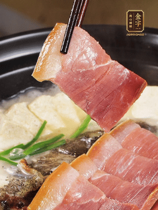 加入一丟丟鹽，撒點胡椒粉，蔥段點綴