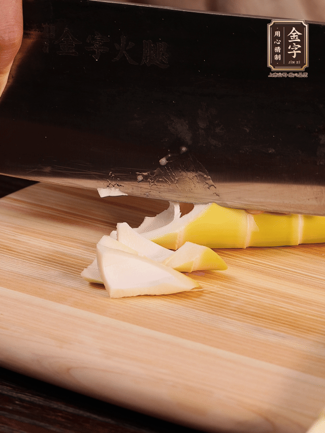 春筍去筍衣切滾刀塊；萵筍去皮切滾刀塊；春筍、百葉結(jié)焯水2分鐘。