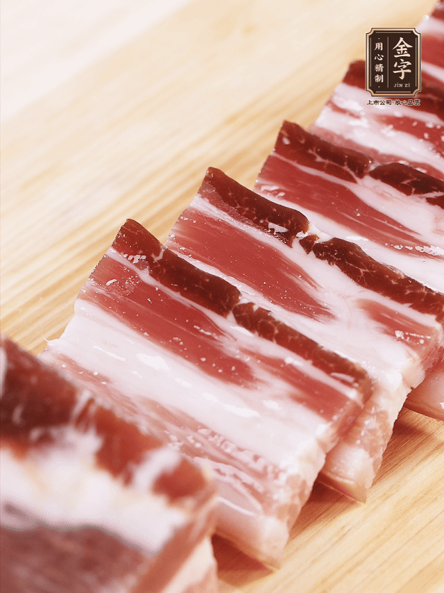 金字淡咸肉切厚片；金字淡咸肉、仔排加蔥姜、料酒焯水3分鐘，溫水洗凈。