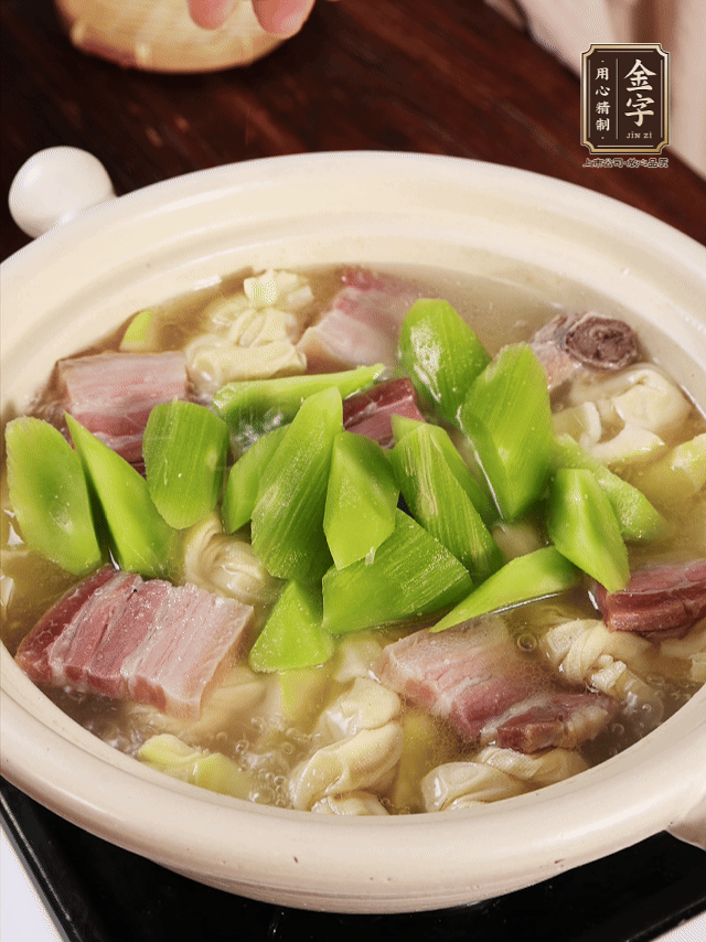 下春筍、百葉結(jié)，繼續(xù)燉15分鐘。最后下萵筍煮3分鐘，少許鹽調(diào)味。