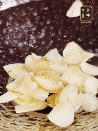 大蒜、生姜、紅蔥頭處理成粒。青辣椒切碎