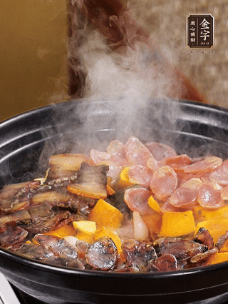 關(guān)火鋪上土香腸、梅干菜香腸、醬肉，加生抽、清水、黑胡椒粉調(diào)成的料汁，中火焗5分鐘