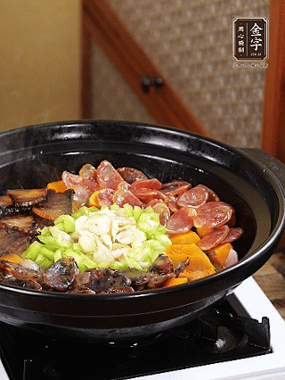 中間放入百合，圍一圈青椒碎，小火再焗2分鐘