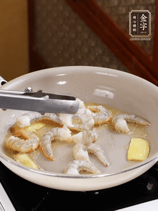 秘制煲仔飯醬油：2勺蒸魚豉油、半小勺糖、1大勺清水?dāng)嚢杈鶆蛑?分鐘