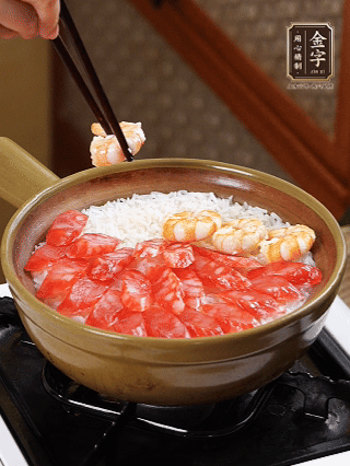 開蓋戳幾個洞均勻受熱，鋪臘腸、蝦仁，蓋蓋小火煮5分