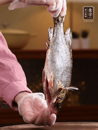 鱖魚殺好洗凈，去頭去尾留用，貼著魚背去掉主刺，再切成大小均勻的魚塊