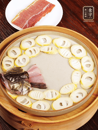 取一個(gè)深一點(diǎn)的盤子，按照“春筍墊底、魚肉居中、火腿蓋頂”的順序擺放。魚頭和魚尾擺在兩端，還原整魚形狀