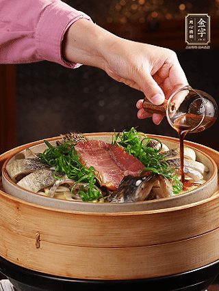 蒸魚時(shí)做蒸魚醬汁：鍋中少油，蔥白段、姜片、蒜片、洋蔥絲爆香，加2勺蒸魚豉油、3勺清水、一點(diǎn)白糖煮沸。（比單純淋蒸魚豉油香得多）